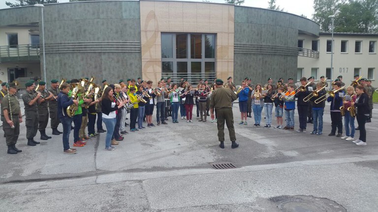 Jugend besucht Militärmusik