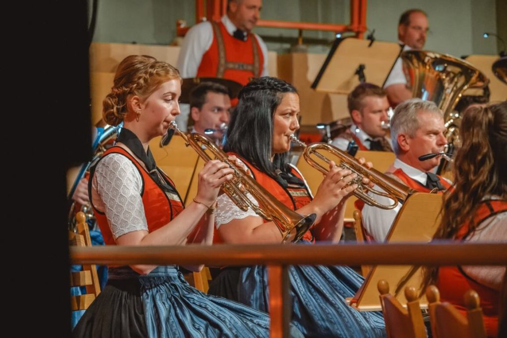 Trachtenmusikkapelle Taxenbach mit Blasinstrumenten in traditioneller Tracht beim Konzert