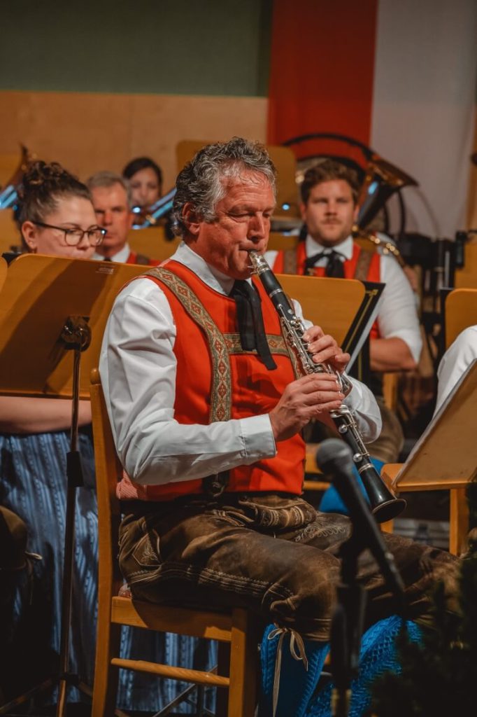 Mann in Tracht spielt Klarinette bei Konzert der Trachtenmusikkapelle Taxenbach Blasmusik