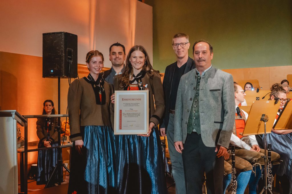 Mitglieder der Trachtenmusikkapelle Taxenbach bei Ehrungsübergabe in traditioneller Tracht