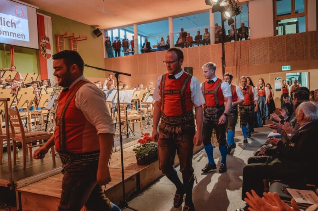 Musiker in Trachtenkleidung beim Konzert der Trachtenmusikkapelle Taxenbach vor Publikum