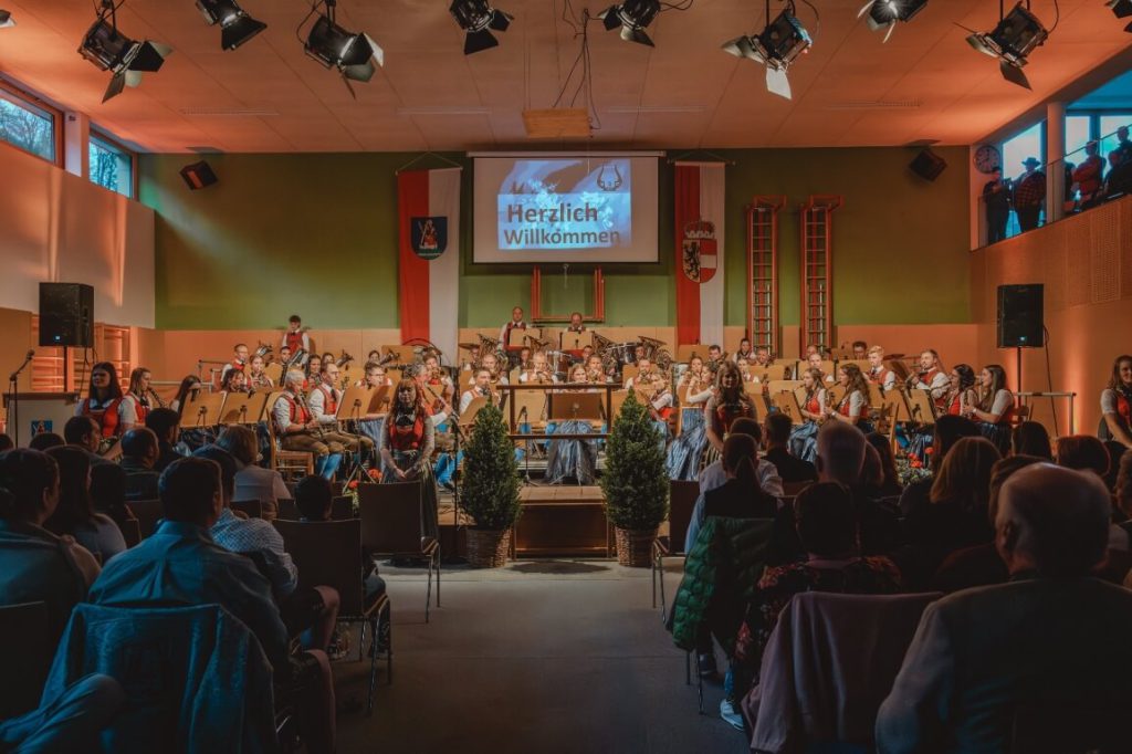 Trachtenmusikkapelle Taxenbach spielt festliche Blasmusik vor Publikum bei Konzertveranstaltung