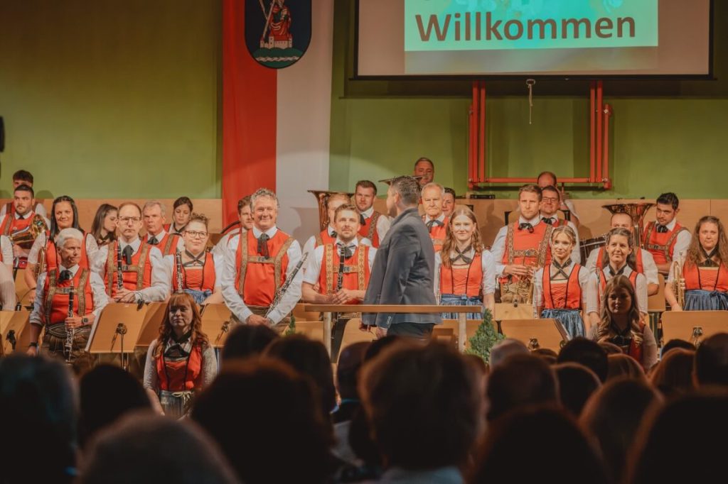Trachtenmusikkapelle Taxenbach in traditioneller Kleidung bei Konzertvorstellung und Blasmusik