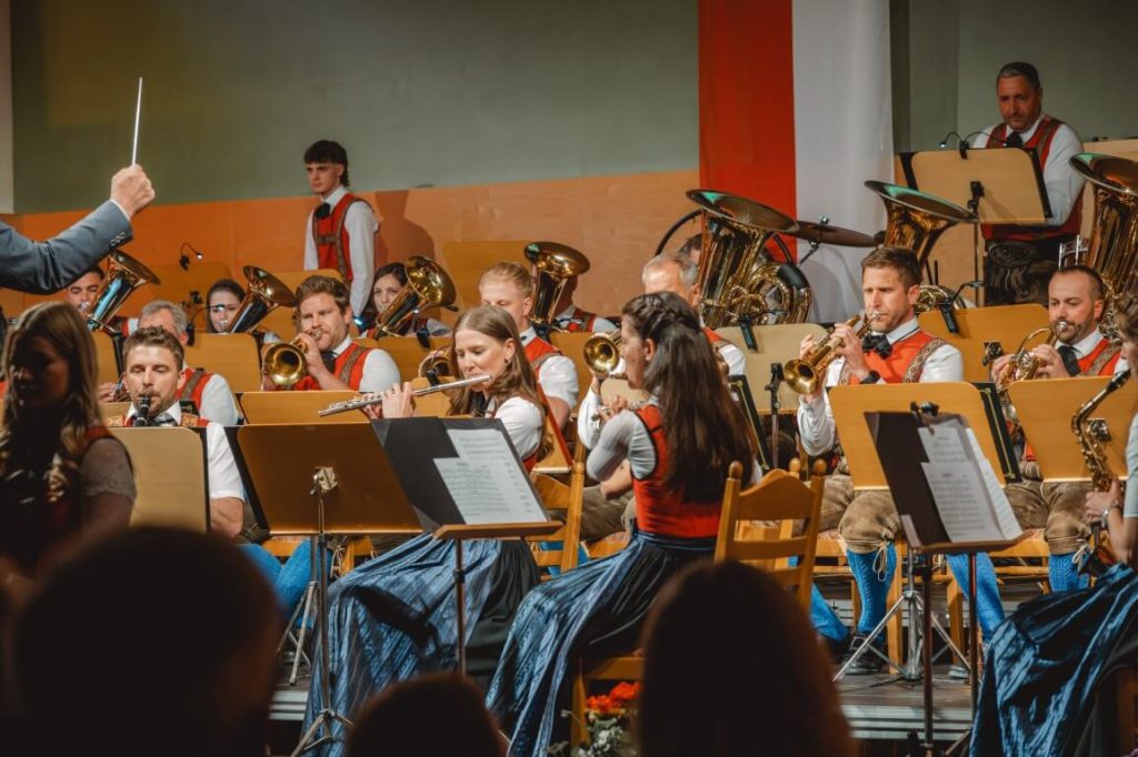 Musiker in Trachten bei Konzert der Trachtenmusikkapelle Taxenbach mit Blasinstrumenten