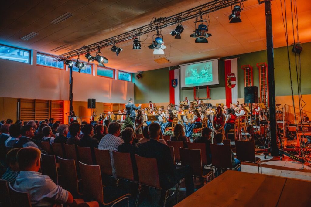 Trachtenmusikkapelle Taxenbach beim Konzert mit Blasmusik und traditioneller Volkskultur