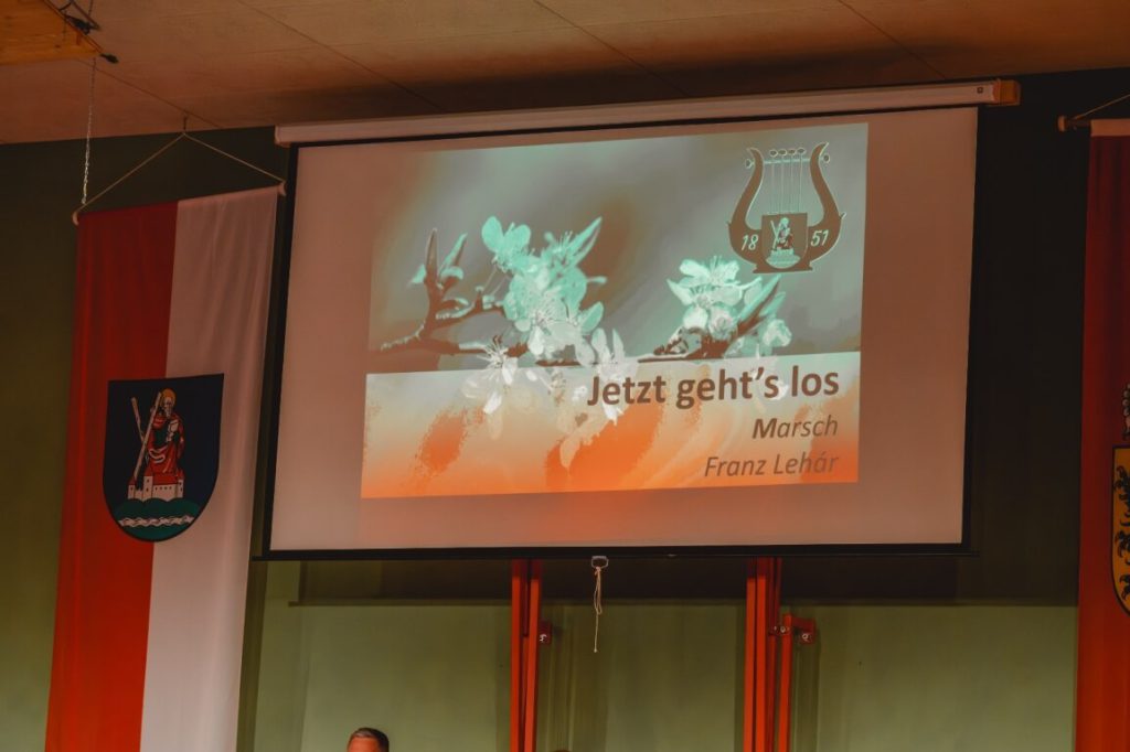Beamer mit Präsentation zum Marsch Jetzt gehts los bei Trachtenmusikkapelle Taxenbach