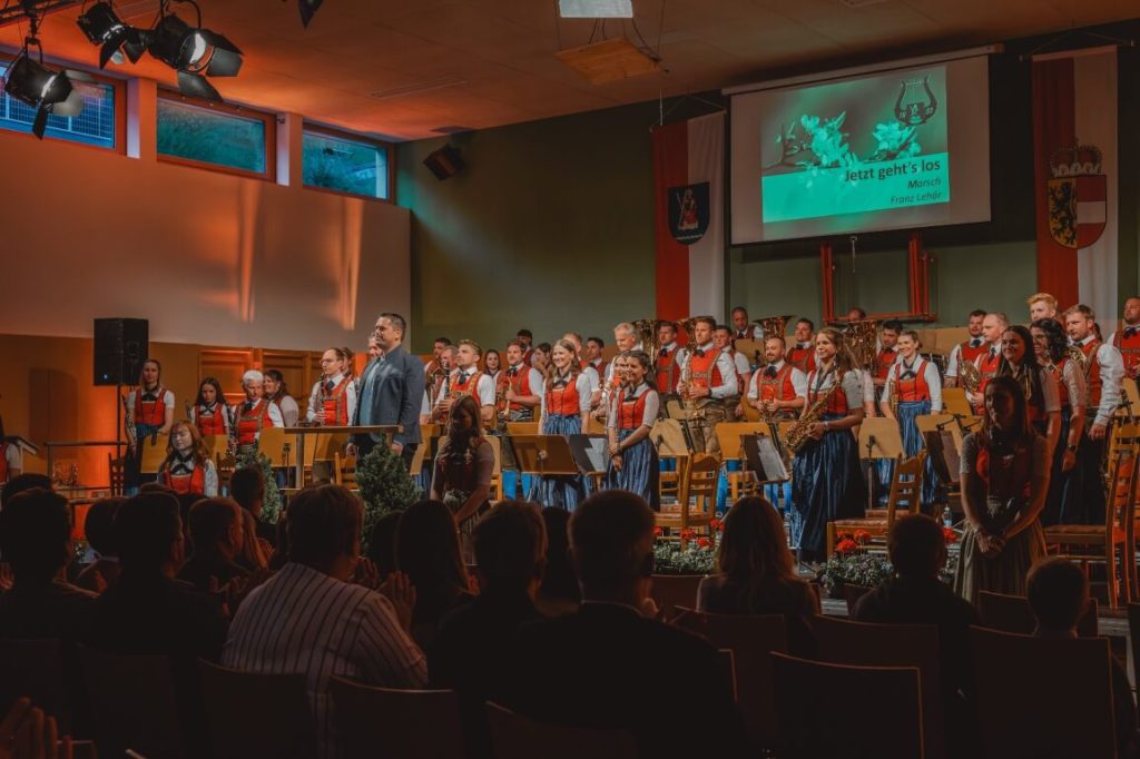 Trachtenmusikkapelle Taxenbach bei festlichem Konzert mit traditioneller Marschmusik und Blasmusik