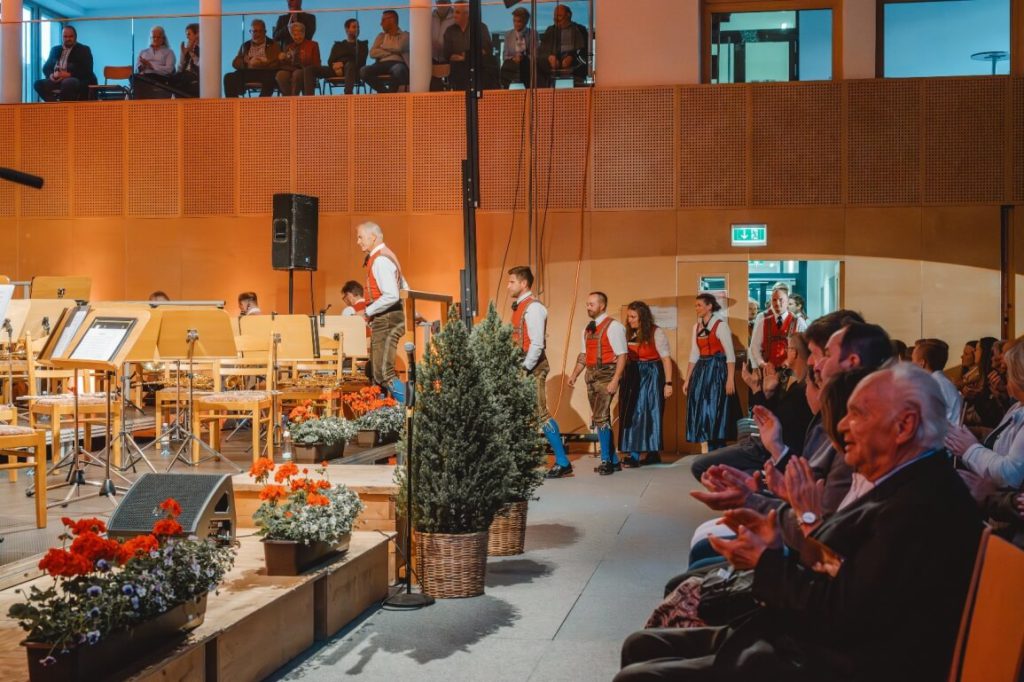 Musiker in Trachten betreten Bühne bei Konzert der Trachtenmusikkapelle Taxenbach